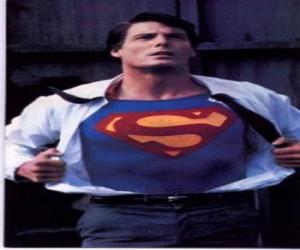 пазл Кларк Кент становится Супермен с его красно-синей форме, чтобы бороться за справедливость